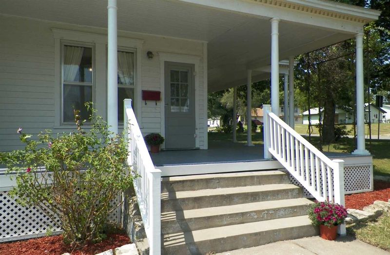 701 W 5th St, Newton, KS 67114