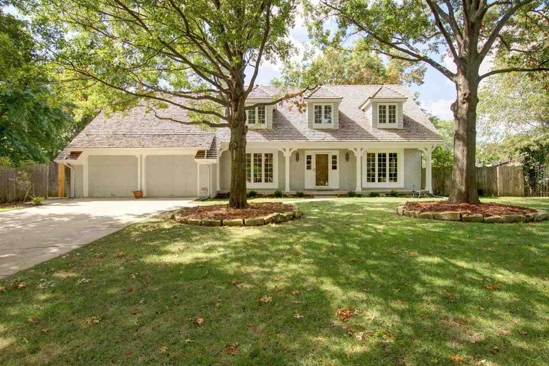 8529 E Stoneridge Ln, Wichita, KS 67206
