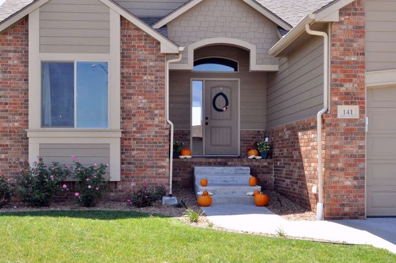 141 Springlake Dr, Newton, KS 67114