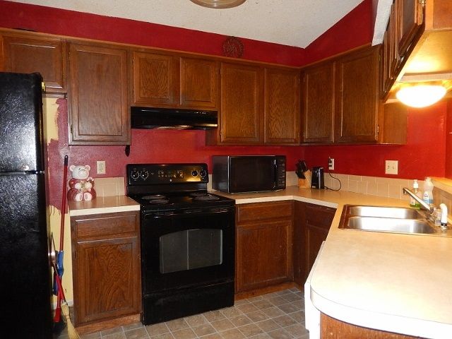 920 E Mona Cir, Wichita, KS 67216