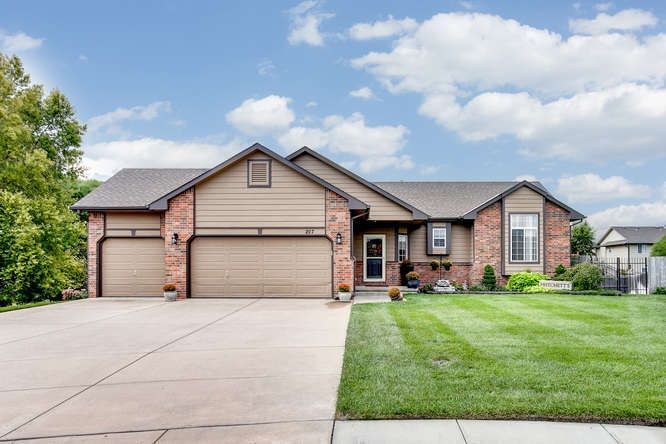 207 E Fieldstone Ct, Derby, KS 67037
