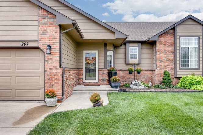 207 E Fieldstone Ct, Derby, KS 67037