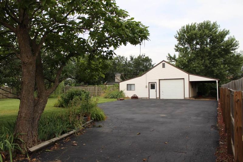 621 N Main St, Benton, KS 67017