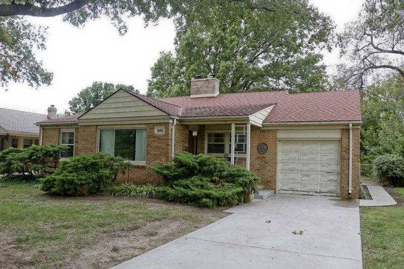 245 S Edgemoor St, Wichita, KS 67218