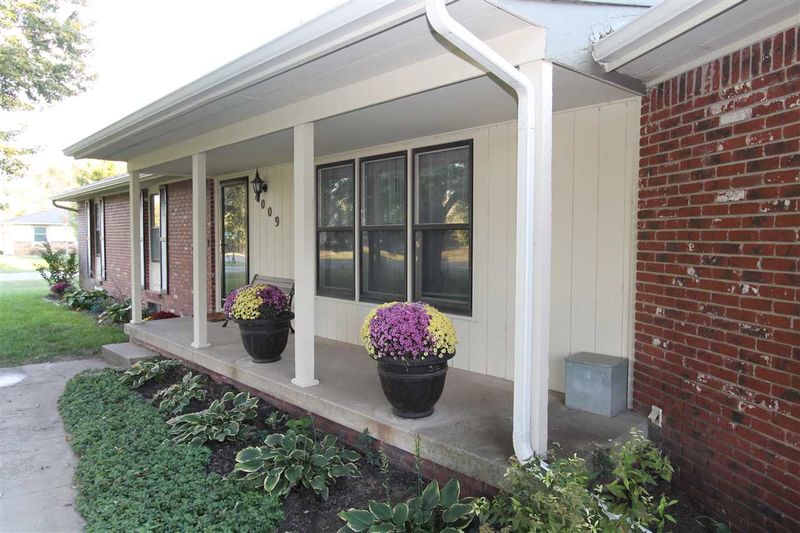4009 E Haven Dr, Derby, KS 67037