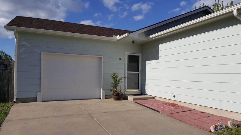 750 E Rolling Hills Dr, Clearwater, KS 67026