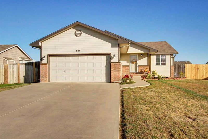 644 E Peach Ave, Haysville, KS 67060