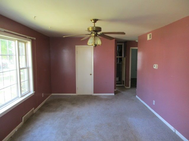 215 E Spencer Dr, Haysville, KS 67060
