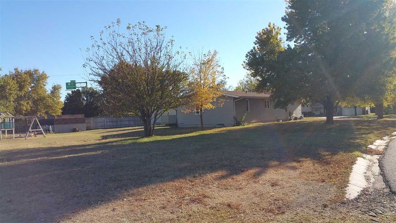 620 Sherman Cir, Newton, KS 67114