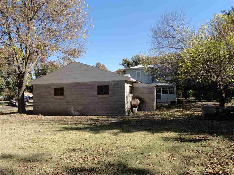 1127 N Ash, Newton, KS 67114