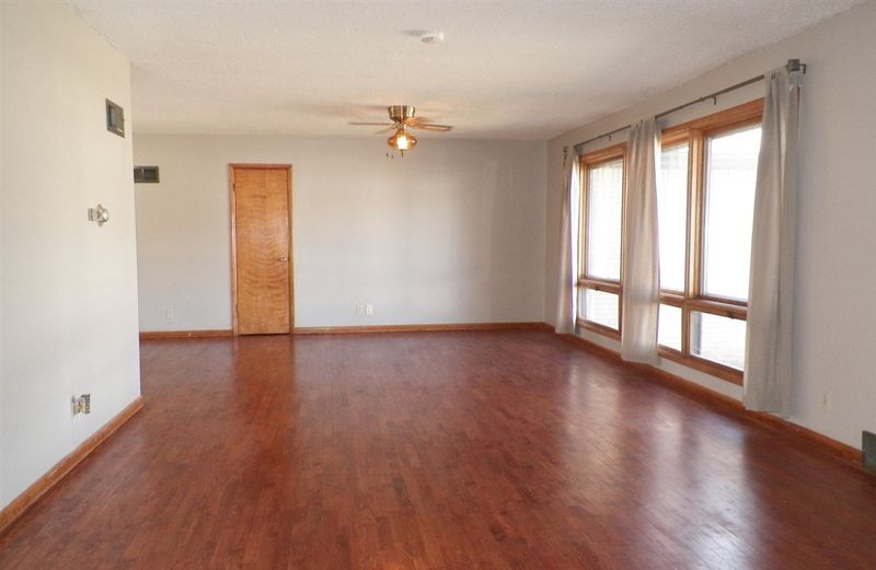 307 SE 13th St, Newton, KS 67114