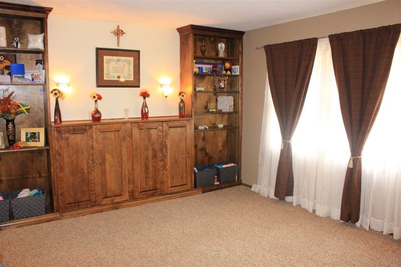 8522 E Lockmoor Cir, Wichita, KS 67207