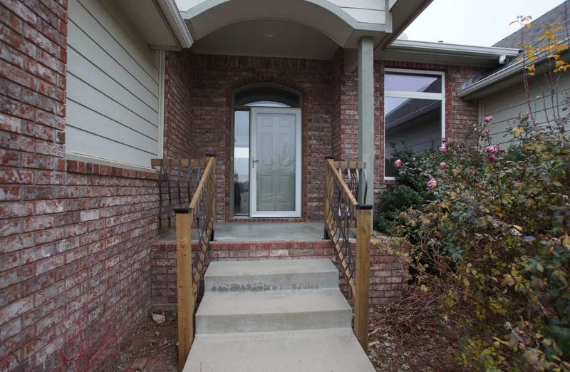 8210 E Old Mill Ct, Wichita, KS 67226