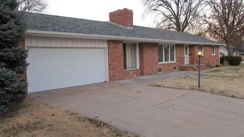 700 W 9th, Newton, KS 67114