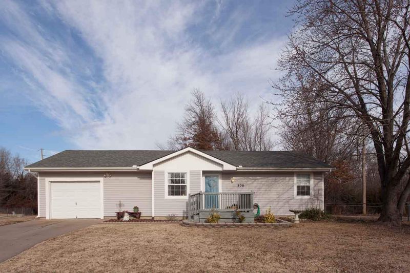 808 W Tracy Ave, Augusta, KS 67010