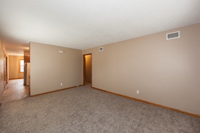 1226 N Lakeview Dr, Derby, KS 67037