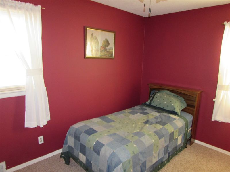 1057 N Lakeview Dr, Derby, KS 67037