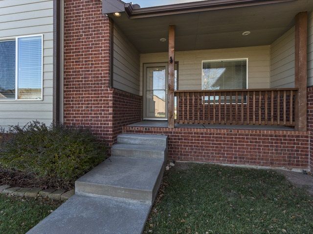 1301 E Rushwood Dr, Derby, KS 67037