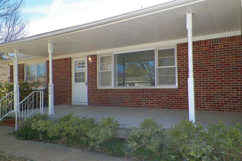 211 SE 12th St, Newton, KS 67114