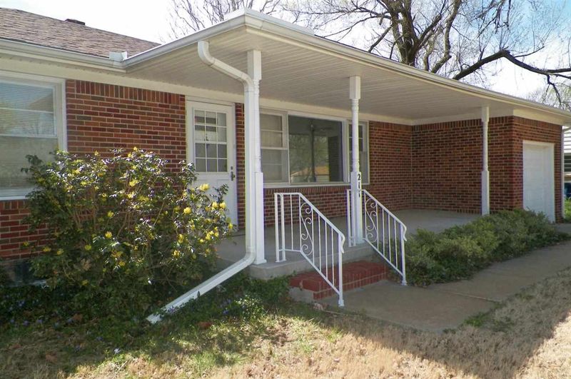 211 SE 12th St, Newton, KS 67114