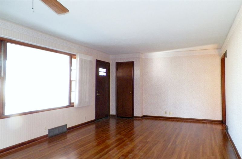 211 SE 12th St, Newton, KS 67114