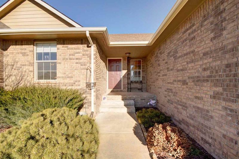 1902 E Windsor Creek Ct, Valley Center, KS 67147