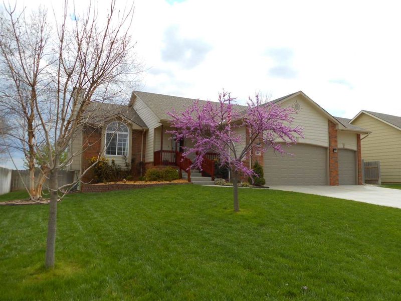 905 W 17th St, Newton, KS 67114