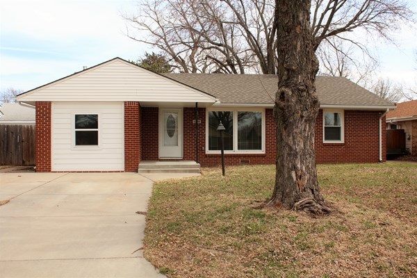 1220 N Westview Dr, Derby, KS 67037