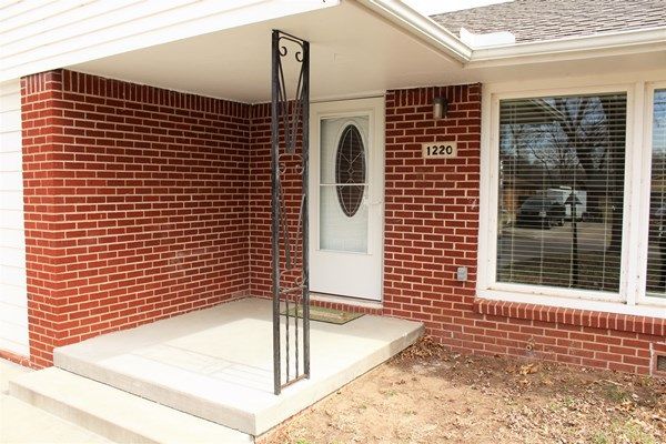 1220 N Westview Dr, Derby, KS 67037