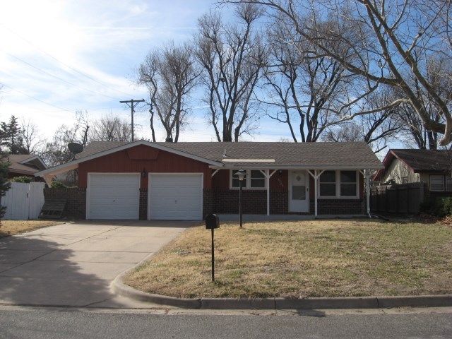 5725 E Kenawee St, Bel Aire, KS 67220