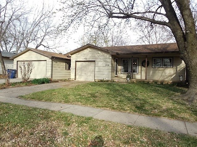 1224 N Sunset Dr, Mulvane, KS 67110