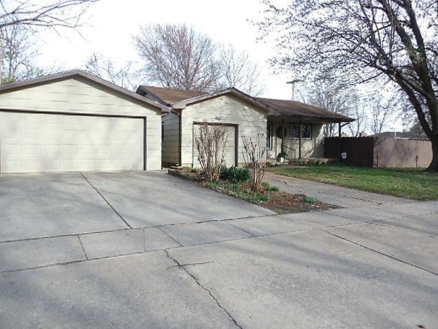 1224 N Sunset Dr, Mulvane, KS 67110