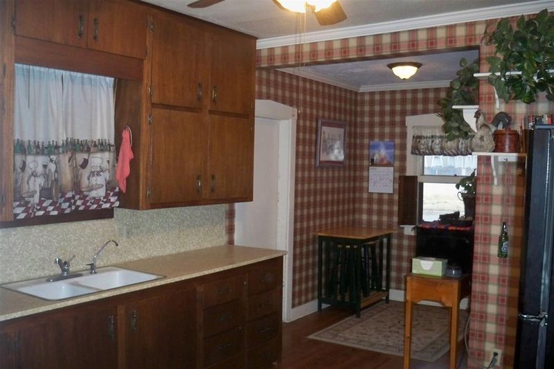217 E 10th St, Newton, KS 67114