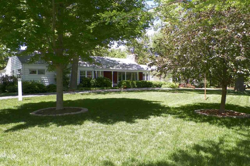 4 Indian Ln, Newton, KS 67114
