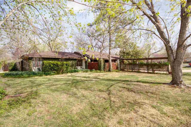 33 N Laurel Dr, Wichita, KS 67206