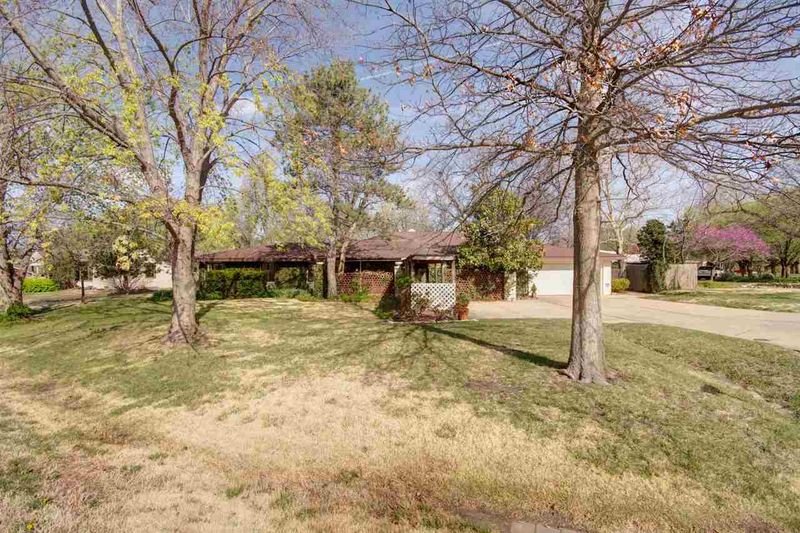33 N Laurel Dr, Wichita, KS 67206