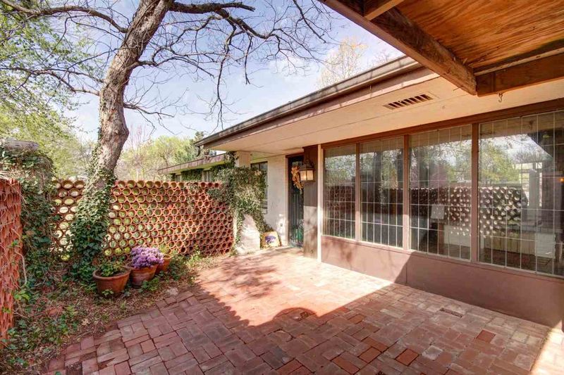 33 N Laurel Dr, Wichita, KS 67206