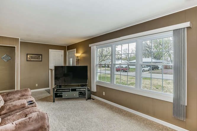 216 E Edgemoor St, Derby, KS 67037