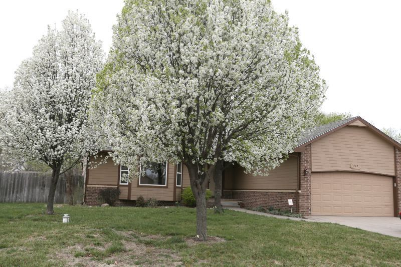 747 S Highland Dr, Andover, KS 65700-2