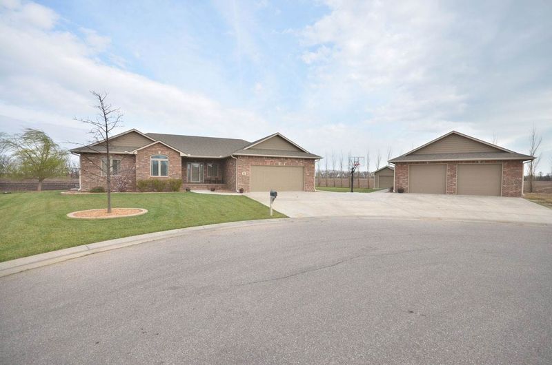 17 S Wheaton Ct, Mount Hope, KS 67108