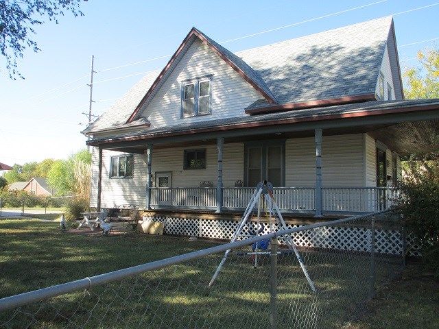 325 SW 4th St, Newton, KS 67114