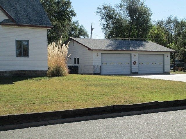 325 SW 4th St, Newton, KS 67114
