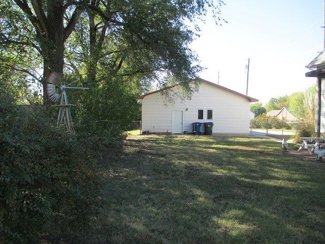 325 SW 4th St, Newton, KS 67114