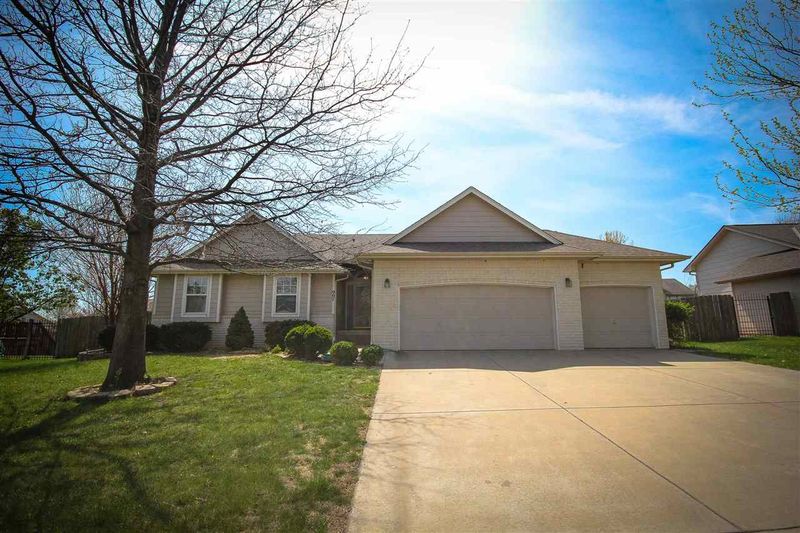 907 Cedarbrook Rd, Derby, KS 67037