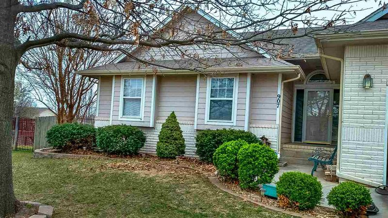 907 Cedarbrook Rd, Derby, KS 67037
