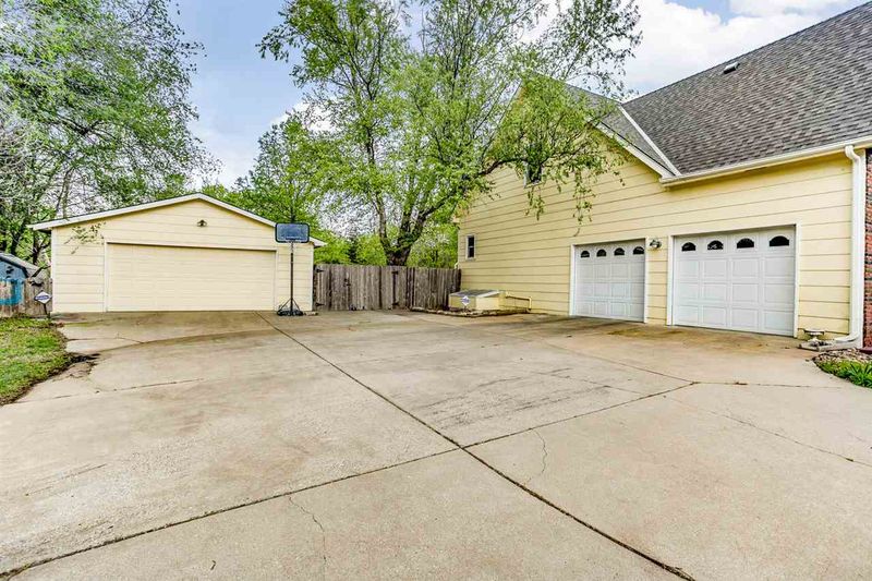 1106 E Partridge Cir, Derby, KS 67037