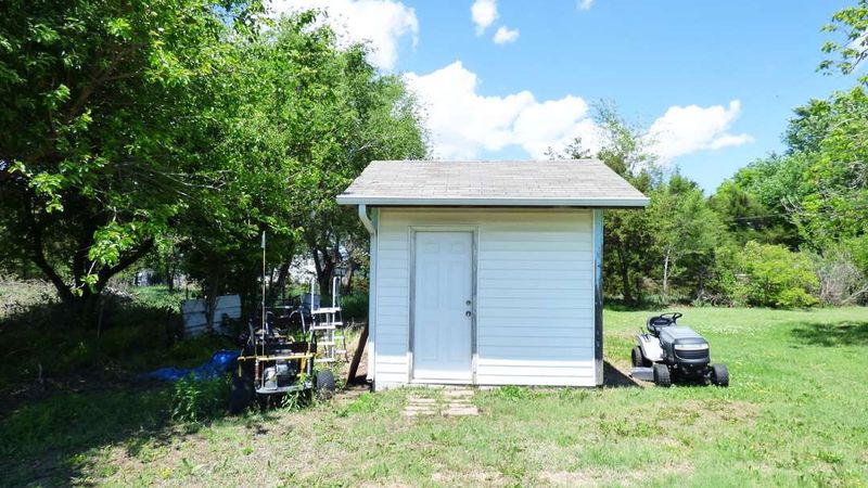 8221 Chisholm Ln, Newton, KS 67114
