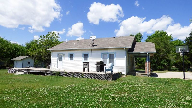 8221 Chisholm Ln, Newton, KS 67114