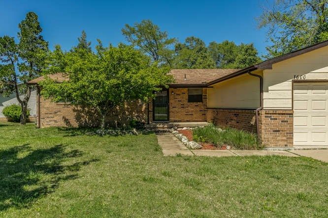 1600 N Arrowhead Dr, Derby, KS 67037
