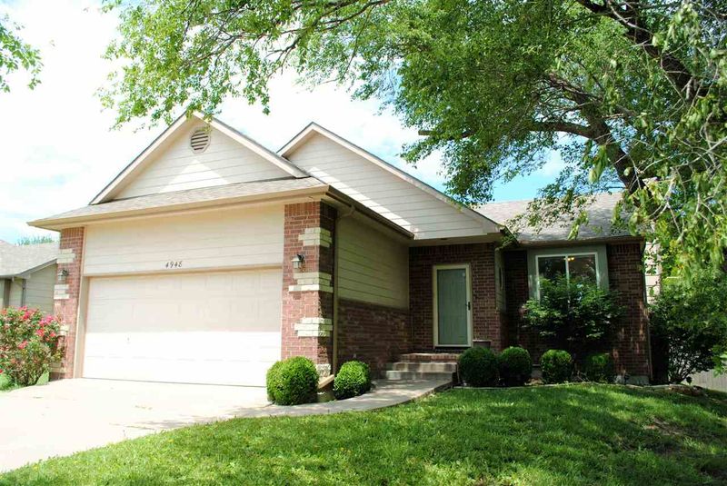 4948 E 45th St N, Bel Aire, KS 67220